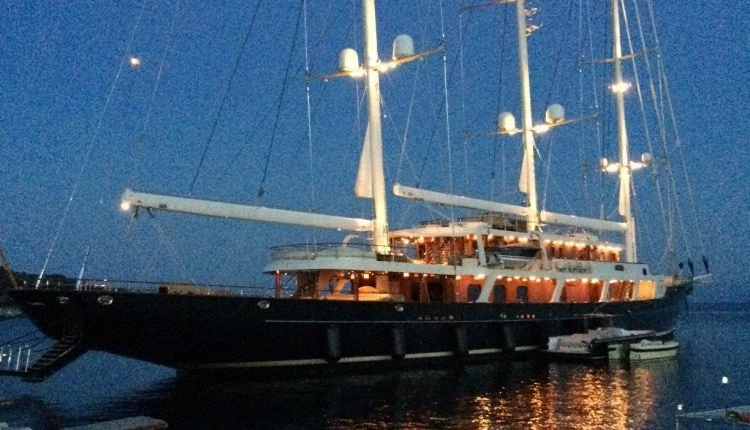 Σκάφος…μυστήριο εθεάθη στο λιμάνι της Σκιάθου! Δεν φαντάζεστε ποιοι εικάζεται ότι είναι οι επιβάτες του (εικόνα)